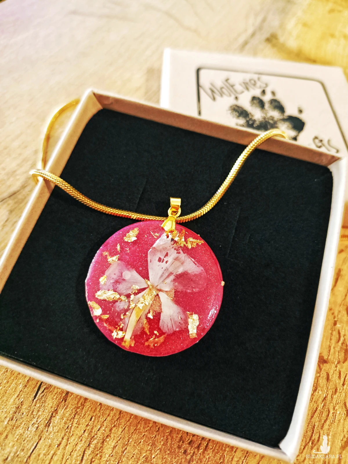 Duży wisiorek handmade z prawdziwym kwiatem – idealny prezent na Dzień Babci